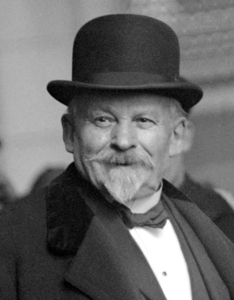 Portrait photograph of Émile Coué